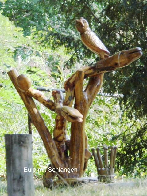 Holzfiguren am Ufer