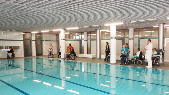 das klinikeigene Hallenbad