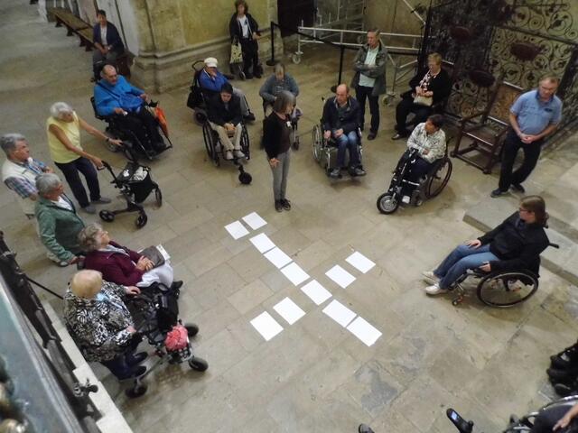 Führerin erklärt den Kirchenaufbau