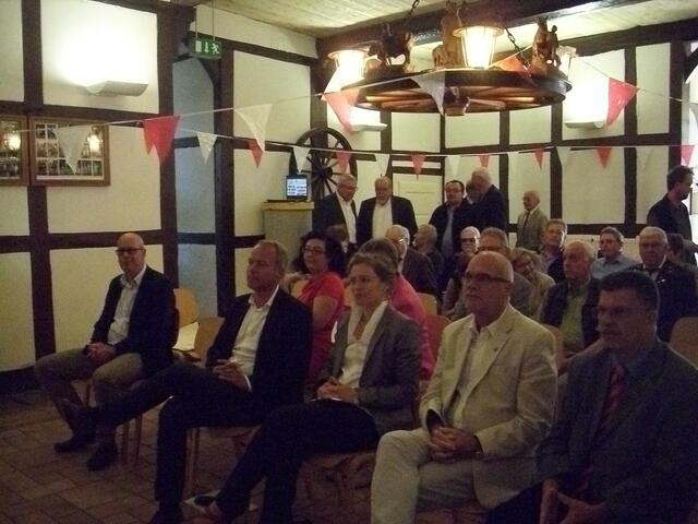 v.l.n.r.: Rudolf Schubert (Vorsitzender OV Uetze), Dr.Matthias Miersch (SPD-MdB), Thordies Hanisch (SPD-MdL), Werner Backeberg (Bürgermeister Uetze) und Norbert Vanin (Ortsbürgermeister Hänigsen)