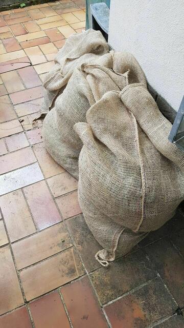 Diese 3 Jutesäcke hab ich noch geknipst bevor ich meinen Garten verlassen habe !! Ist doch komisch oder ???