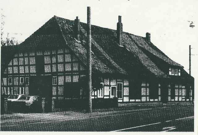 Das alte Wedemeyer-Fachwerkhaus vor dem Abbruch (1987). Foto in HAZ, 23. April 1987.