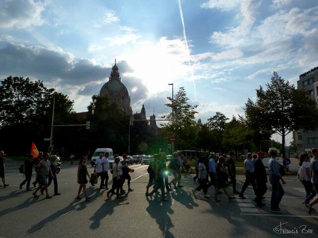 Anti-Pegida-Zug mit Blick zum Neuen Rathaus