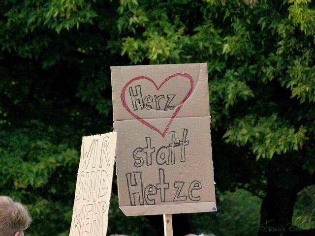 ... mit Papp-Plakat und Herz.