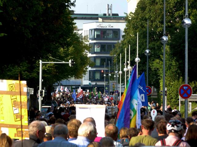 Anti-Pegida-Zug auf der Willi-Brandt-Allee