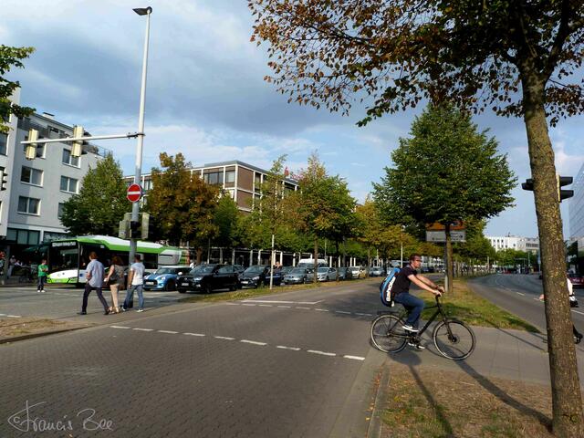 Anti-Pegida-Zug stoppt den Feierabendverkehr auf dem Friedrichswall. Blick Richtung Aegidientorplatz