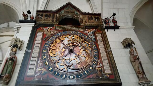 Die astronomische Uhr ist eine Besonderheit.