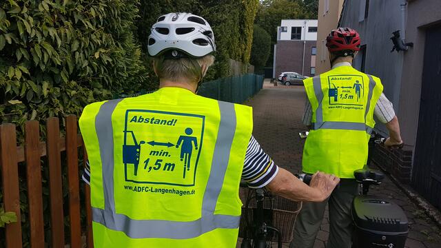 Heidi und Wolfgang machen sich auf, zur nächsten Radtour .... mit bedruckten Warnwesten, erstellt vom https://www.ADFC-Langenhagen.de