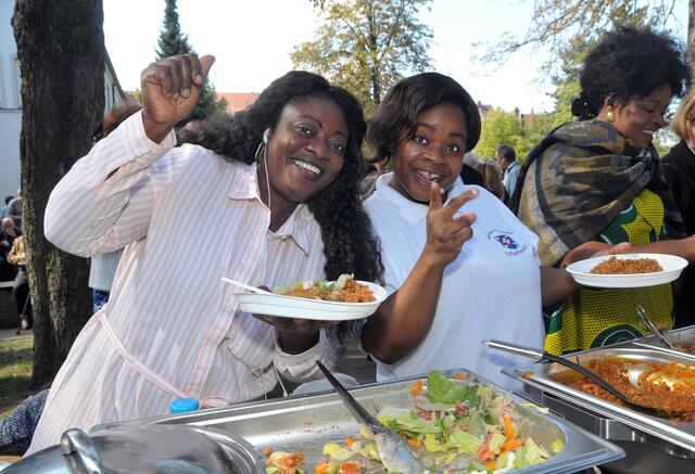 Beim Gemeindefest von St. Bernward gab es auch afrikanische Speisen.