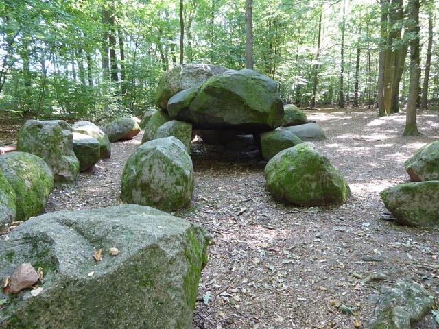 Der Stein in der Mitte scheint zu schweben. Er liegt auf zwei kleineren Steinen und berührt nicht den Boden.