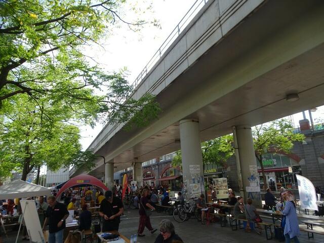"Wir in Ottakring und Penzing 2018" vor der U-Bahn-Station U3 Ottakring