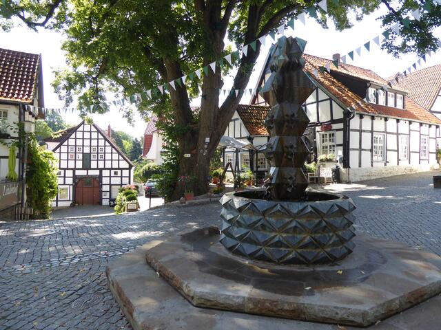 Brunnen und Fachwerkhäuser, im Hintergrund die alte Linde
