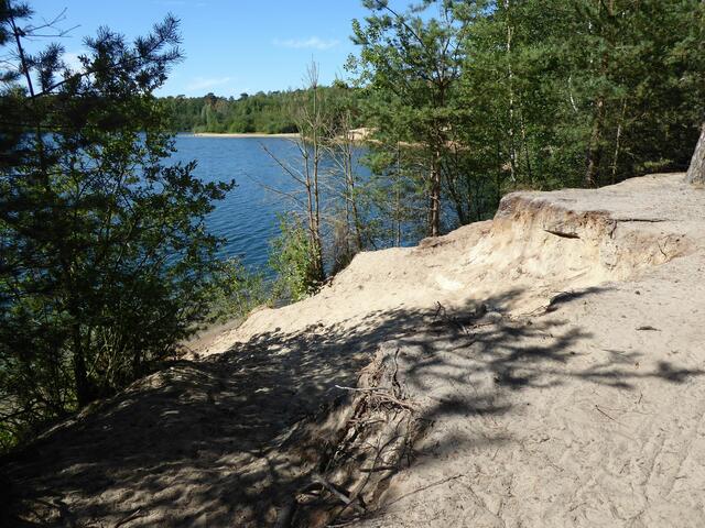 Feinsandige Ufer, das Baden ist aber verboten. Der See ist ein Pachtgewässer eines Angelvereins.