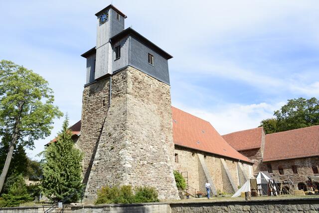 aus Rogenstein, aus lokalem Material gebaut