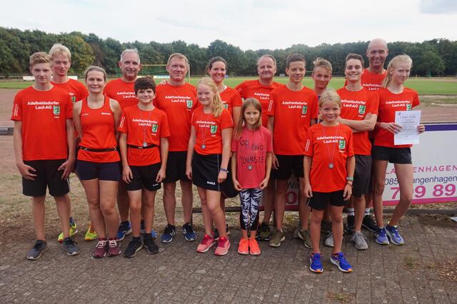 Eine Riesenmannschaft aus Adelheidsdorf läuft in Langenhagen durch den Eichenpark. ﻿ | Foto: Monika Frommer