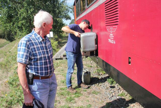 Am Start zurück hat der Treibwagen durst und der muss gestillt werden.