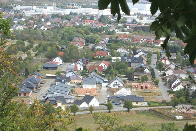Georg-Traute-Ring in Battenfeld am 10.09.2018, hinten Allendorf (Eder) mit den Viessmann-Werken. Links ist der Bahndamm zu erkennen, rechts die Steinfeldstraße.