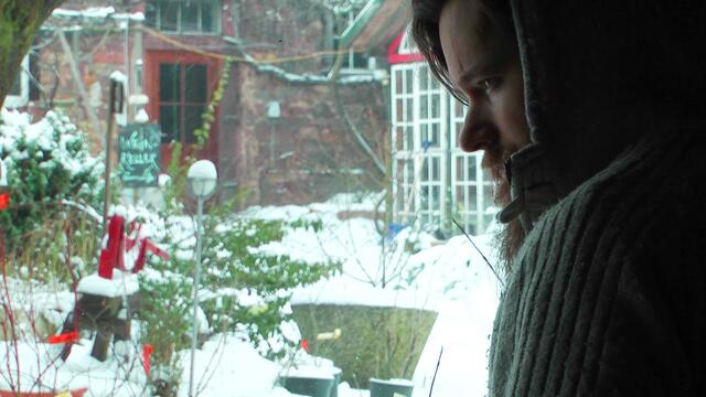 \\\ Grüße in die Heimat /// Ich vermisse den Garten und die Leute in Steinfurth. Das Klavier und den Metzger nebendran und ich muss zugeben, ich hatte Bauchschmerzen, als ich hörte, dass Luise eine Spendenaktion vom Zaun bricht. Denn irgendwie bin ich auch "Max Bryan", der Typ, der Anderen hilft, der nicht selbst etwa Hilfe braucht. 7 Jahre habe ich mich durchgekämpft. Ohne Sozialamt, ohne "Vater Staat" im Rücken. Das ging lange gut, so lange die Gesundheit eben hielt. Nun muss ich schauen, wie gesund ich _
