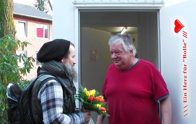 Seine Videos sind außergewöhnlich. Wie er das Geschehen versucht in Echtzeit abzubilden und so festhält für die Menschen und für die Hoffnung auch der Anderen - das ist einzigartig. Hier eine Rückschau auf die letzten 6 Monate und besonders ab Minute 1:47 eine Zusammenfassung: https://www.youtube.com/watch?v=CS51pUAj4Eo&t=1m41s