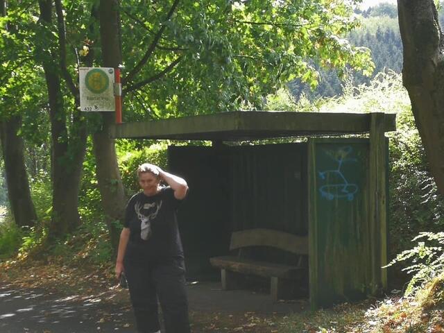 Die Jungbullen waren weg, dafür wurde ich dort ausgesetzt. Aber heute kam ein Bus. War ja nicht Sonntag.  Bushaltetselle der Folge "Scharfe Bräute"