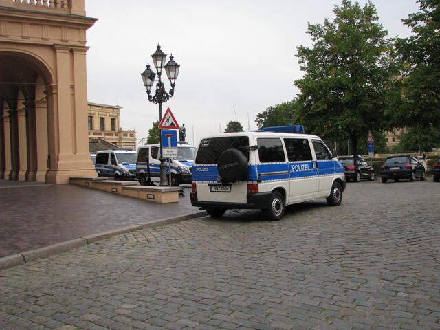 Auch vor dem Schweriner Theater war die Polizei mit einem Großaufgebot in Bereitschaft.