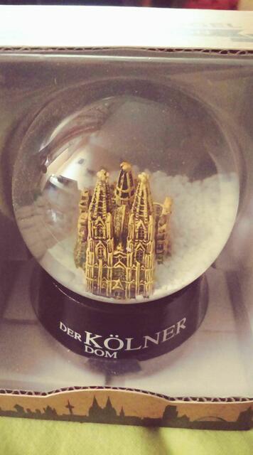Überall in Köln zu bekommen, zumindest bei jedem Souvenirshop. Schneekugel von Frau Haas