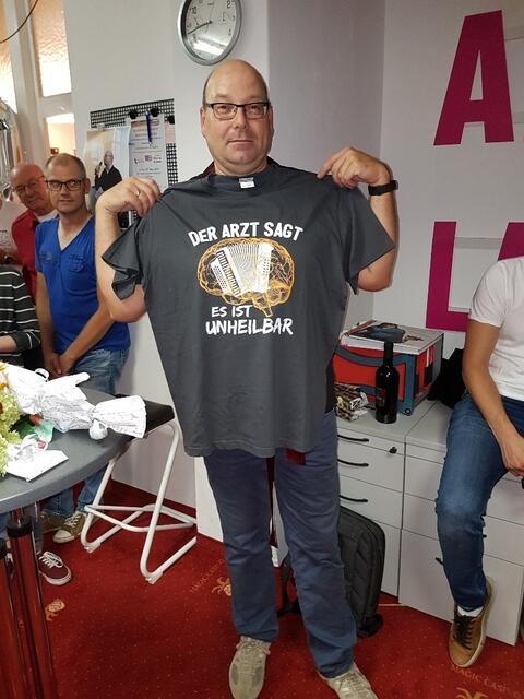 Der Arzt sagt " Akkordeon im Gehirn" ist unheilbar! Stimmt - wer sich einmal infiziert hat, lässt es nicht mehr los !
