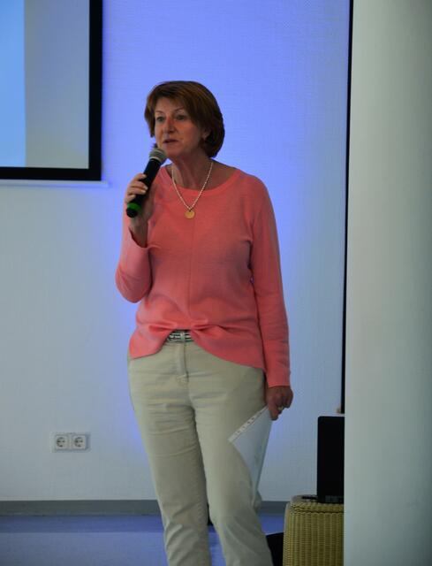 Frau Lippert von der Volkshochschule begrüßt die rund 50 Besucher der Veranstaltung