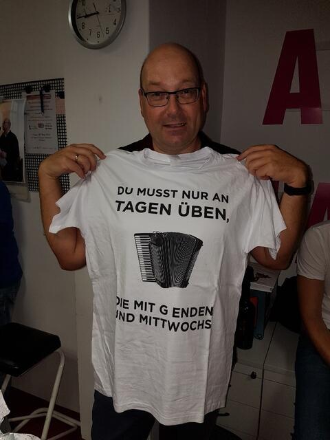 Upps............das ist "anstrengend"...dies T-Shirt wollte er gleich weiterreichen - es hat sich aber kein Freiwilliger gefunden!