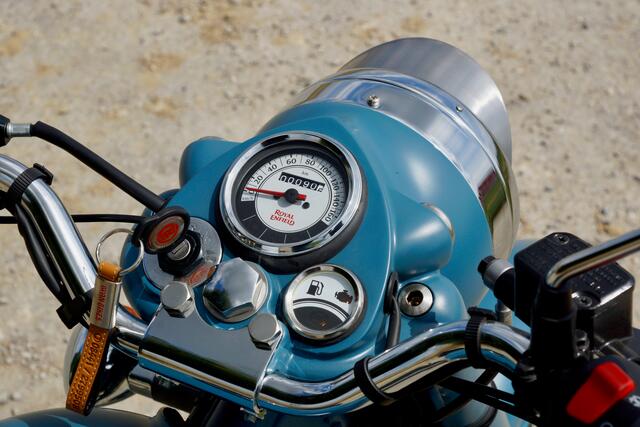 Gute alte Zeit im Cockpit. Statt Digitalisierung herrscht bei Royal Enfield analoge Schlichtheit. Die Kontrolllämpchen sind kaum zu erkennen, aber auf Dauer vermisst man nichts. | Foto: © Ralf Schütze / mid/trdzweirad