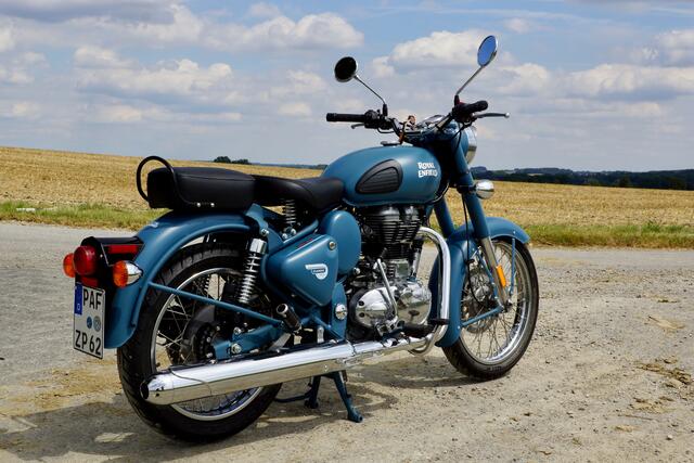 mid Pfaffenhofen - Die vom Militär stammende Lackierung "Squadron Blue" steht der Royal Enfield Classic 500 EFI ausgesprochen gut. | Foto: © Ralf Schütze / mid /TRD News