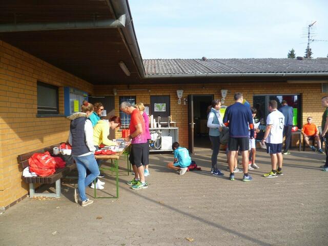 Startnummern-/Sportbeutelausgabe und Nachmeldungen auf der Terrasse des Sportlerheims vom BG Elze.