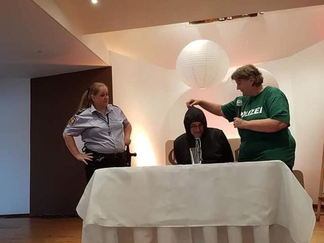 ElLa Improtheater Köln auf der Bühne von Gasthof Röttgen,  mit ihrem Sketch zum "Mord mit Aussicht Fantreffen" | Foto: Redeker