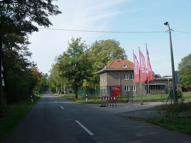 Das Wasserwerk Elze-Berkhof. Entstanden aus dem Wasserwerk Elze (1911, auf der anderen Straßenseite) und dem Werk Berkhof (Foto). Beide Wasserwerke wurden 1968 zusammengelegt.