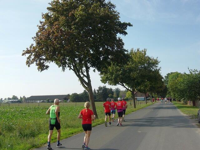 Die Athleten tangieren Elze.