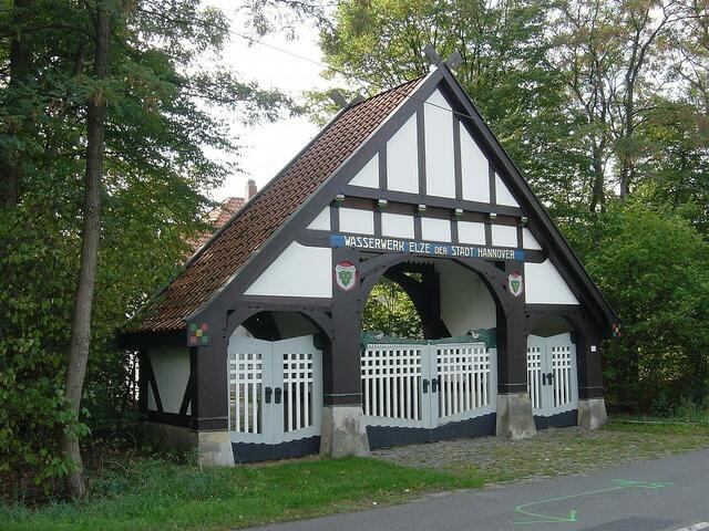 Schmucktor des alten Wasserwerks Elze.