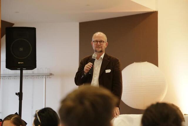 Der geniale Ralf Kramp aus dem Kriminalhaus Hillesheim, direkt auf die Aubach Bühne.  Sein leicht ironischer schwarzer Humor ist von ganz besonderem Geist. | Foto: R.Wassenberg