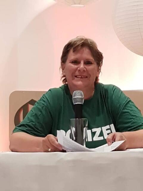 Die Hengascher Polizei würde neidisch werden bei diesem Mikrofonhalter .  Improtheater ist halt gut im improvisieren. Wobei hier kam der Tipp vom Kollegen Ralf Kramp.  Wir überlegen nun ob wir idamit in Kooperation mit dem Kriminalhaus Hillesheim in Serie gehen ;-) | Foto: Redeker