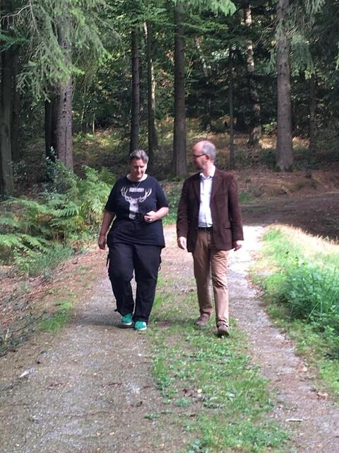 Ralf Kramp und Elisabeth van Langen auf dem Forsthausweg.  Bevor es weiter zum Fantreffen ging.