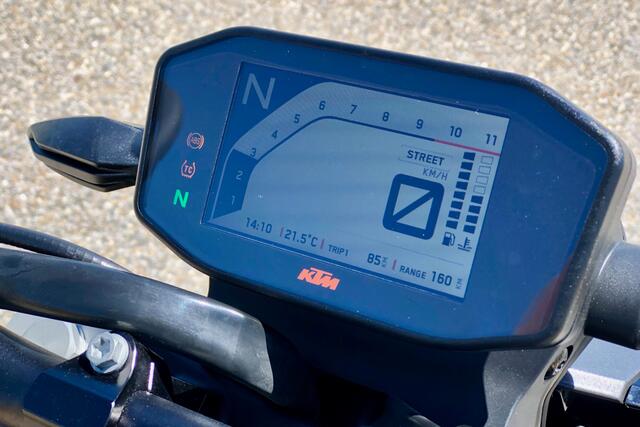 Das große und auch bei Sonneneinstrahlung gut ablesbare TFT-Display ist mittlerweile Standard bei neuen KTM-Modellen und unterstützt die intuitive Bedienung des Naked Bikes. | Foto: © Ralf Schütze / mid/TRDmobil