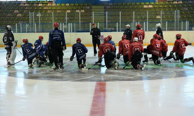 Mit tollen neuen Trainingstrikots für alle Eishockeymannschaften vom Förderverein