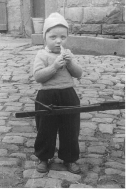 Mit einem Stück frischem Brot war ich immer zufrieden ! Die Aufnahme entstand etwa 1958 und zwar am Grubber auf dem Hof meiner Großeltern, damals noch Haus Nr. 4 in Lanzingen.