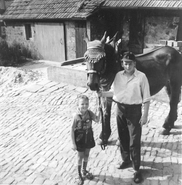 Eine Aufnahme etwa aus dem Jahr 1968. Im Hintergrund ist ganz links das alte Backhaus (mit einem Schiebetor davor) zu sehen.