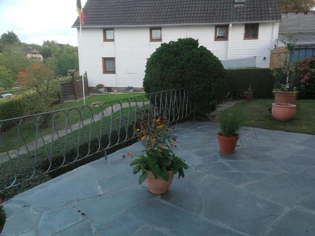 Das Fraktus Zimmer mit der Nr 5.   Recherchen ergaben, geschlafen wurde in Zimmer 5 und "gemorde"t in Zimmer 7.  (Gasthof Röttgen, Neunkirchen Seelscheid)