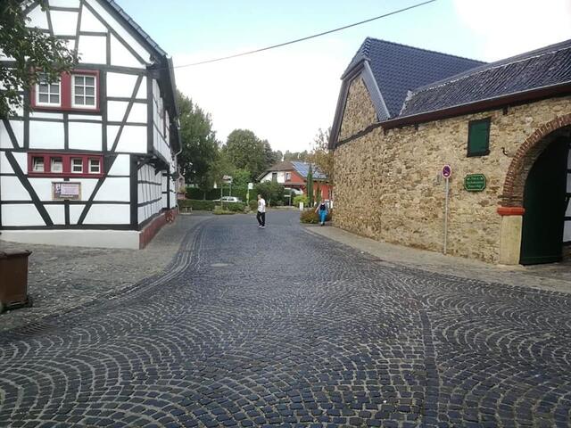 Hier stand das Auot von Frau Haas  (mit Danuta ;-))Die Dekoscheune findet man in Iversheim. In Wharheit sind "Jacquelines Scheusslichkeiten" sogar sehr hübsch.  (Iversheim, Prümer Hof)