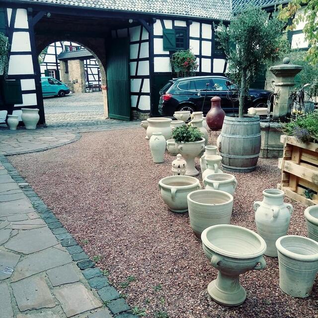 Die Dekoscheune findet man in Iversheim. In Wharheit sind "Jacquelines Scheusslichkeiten" sogar sehr hübsch.  (Iversheim, Prümer Hof)
