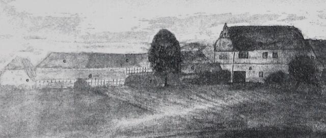 Plausdorf von Süden (aus dem Buch 'Plausdorf von seinen Ursprüngen bis zur Gegenwart). Auf der rechten Seite ist das Wohnhaus mit gewölbtem Keller zu sehen und am linken Bildrand das Mühlengebäude.