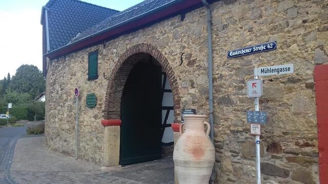 Die Dekoscheune findet man in Iversheim. In Wharheit sind "Jacquelines Scheusslichkeiten" sogar sehr hübsch.  (Iversheim, Prümer Hof)