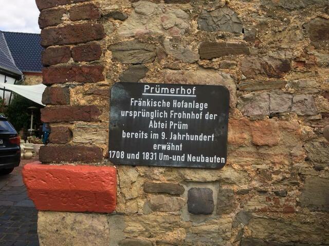 Die Dekoscheune findet man in Iversheim. In Wharheit sind "Jacquelines Scheusslichkeiten" sogar sehr hübsch.  (Iversheim, Prümer Hof)