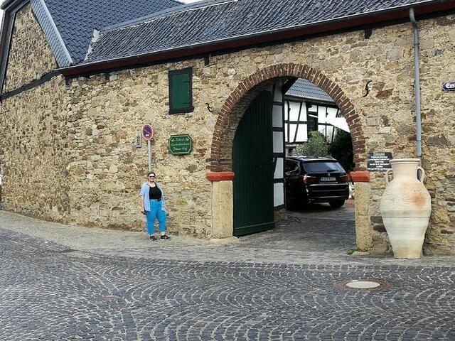 Elisabeth van Langen auf dem Weg zur Dekoscheune   , Iversheim  Prümer Hof